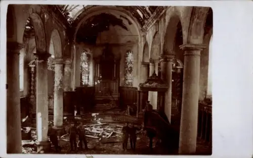 Foto Ak Innenansicht einer zerstörten Kirche, 1917