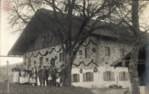 Foto Ak Thundorf Ainring in Oberbayern, geschmücktes Gebäude, Gruppenbild
