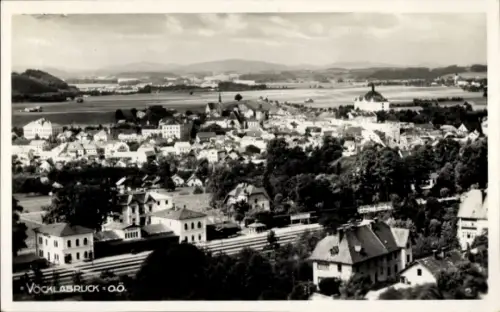 Ak Vöcklabruck Oberösterreich,  Landschaft, Häuser, Bahngleise, Kirche