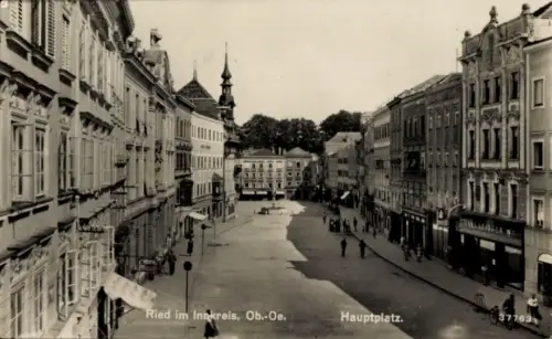 Ak Ried im Innkreis Oberösterreich, Hauptplatz,  Ob.-Oe., Menschen auf der Straße