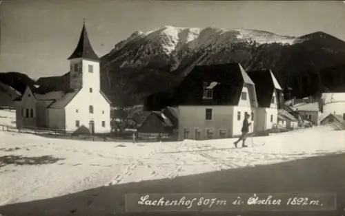 Ak Lackenhof in Niederösterreich,  schneebedeckte Landschaft, Kirche, Berge im Hintergrund
