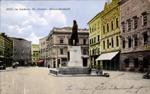 Ak Ried im Innkreis Oberösterreich, Stelzhamerplatz, Statue, Gebäude,  Österreich