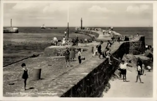 Ak Ustka Stolpmünde Pommern, Ostseebad  Molen-Anlagen, Menschen am Wasser, Hafenansicht