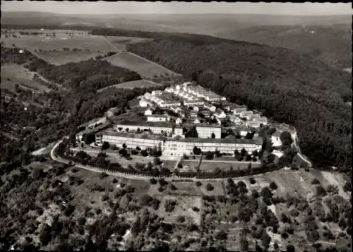 Ak Tübingen am Neckar, Luftaufnahme von Tübingen, große Gebäude, umgeben von Bäumen und Feldern