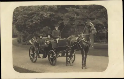 Foto Ak Frauen in der Kutsche, Kutsche, Pferd, Park