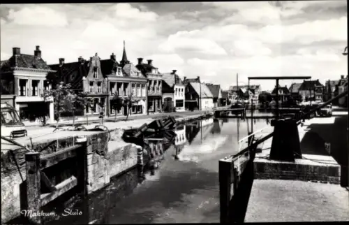 Ak Makkum Friesland, Sluis, Schleuse, Ortspartie