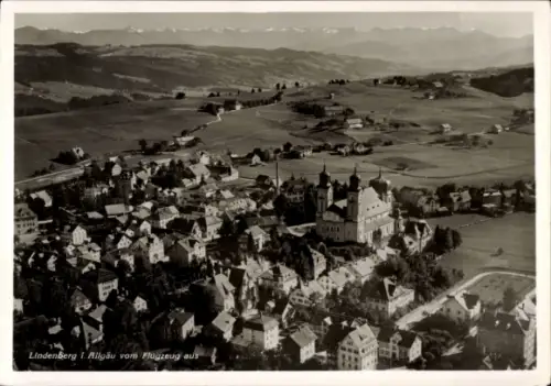 Ak Lindenberg im Allgäu Schwaben, Luftaufnahme von Lindenberg, Allgäu, Berge im Hintergrund