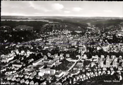 Ak Schwäbisch Gmünd in Württemberg, Luftaufnahme von  Stadtansicht, viele Häuser, Landschaft