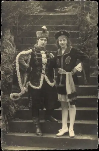Foto Ak Zwei junge Frauen in Kostümen