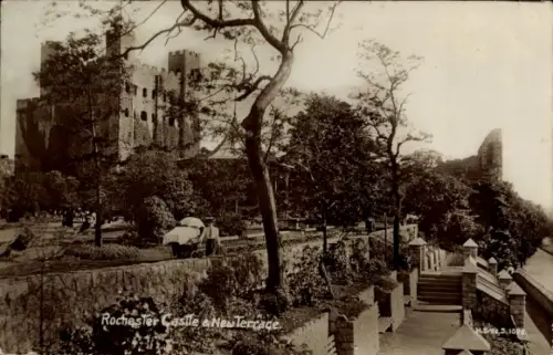 Ak Rochester South East England, Rochester Castle, New Terrace, Bäume, Park, Wagen