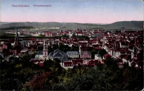 Ak Saarbrücken im Saarland,  Gesamtansicht, Stadtansicht, Landschaft,  