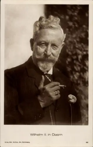 Ak Kaiser Wilhelm II. im Exil in Doorn, Portrait mit Zigarette