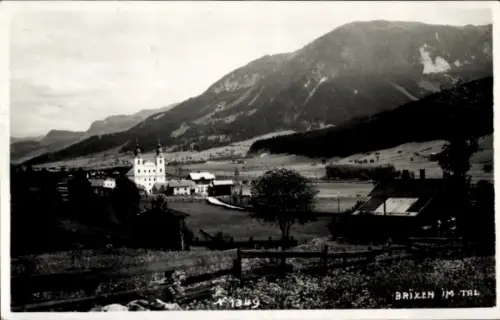 Ak Brixen Bressanone Südtirol,  Berglandschaft, Kirche, ländliche Umgebung
