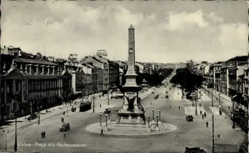 Ak Lisboa Lissabon Portugal, Platz mit Obelisk, Straßenansicht,  Fahrzeuge, Menschen