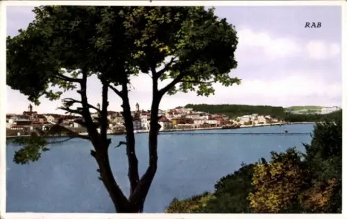 Ak Rab Kroatien, Blick auf die Stadt  Baum im Vordergrund, ruhiges Wasser