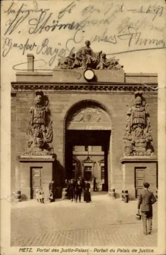 Ak Metz Moselle, Portal des Justiz-Palast, Menschen,  Architektur