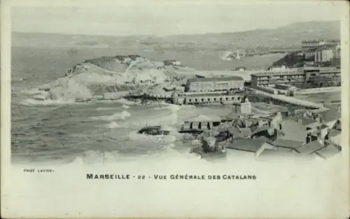 Ak Marseille Bouches du Rhône,  Küstenansicht, Meer, Felsen, Gebäude, Fotografie