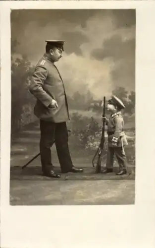 Foto Ak Deutscher Soldat in Uniform, Kind in Uniform