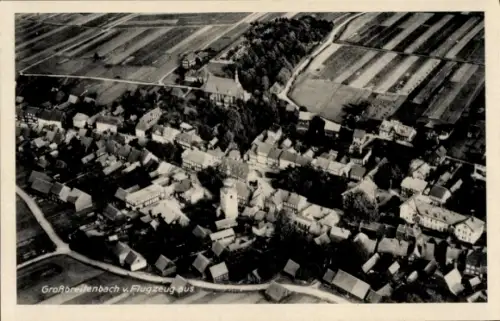 Ak Großbreitenbach in Thüringen, Luftaufnahme von  Häuser, Kirche, Felder