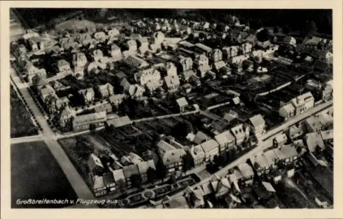 Ak Großbreitenbach in Thüringen, Luftaufnahme von  Häuser, Straßen, Landschaft