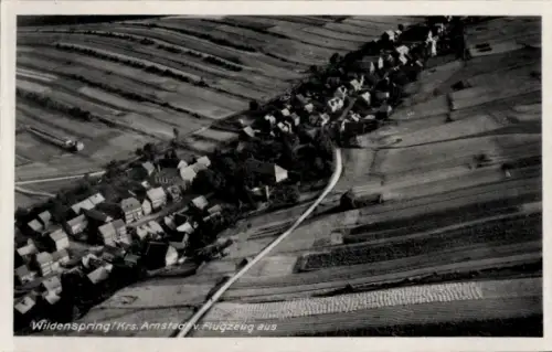 Ak Wildenspring Großbreitenbach in Thüringen, Luftaufnahme von  Häuser, Felder, Straße