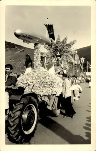 Foto Ak Geschmückter Festwagen, Modell Luftschiff LZ 127 Graf Zeppelin