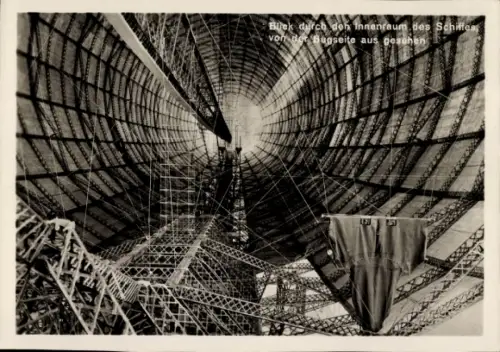 Ak Zeppelin, Blick durch den Innenraum des Schiffes, Blick von der Bugseite