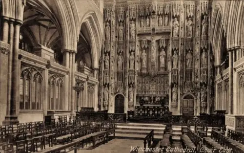 Ak Winchester South East England, Winchester Kathedrale, Chor, Stühle, Altar, Wandverzierung