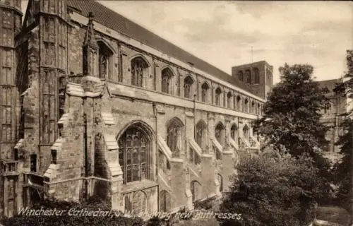 Ak Winchester South East England, Winchester Cathedral, neue Strebepfeiler