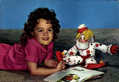 Ak Kinderportrait, Mädchen mit Buch, Clownspuppe