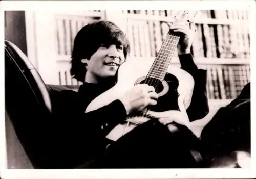 Ak Sänger John Lennon, The Beatles, Help, Portrait mit Gitarre