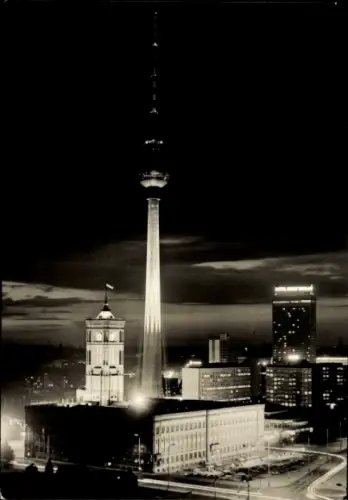 Ak Berlin Mitte, Rathaus, Fernsehturm, Interhotel Stadt Berlin, Nachtansicht
