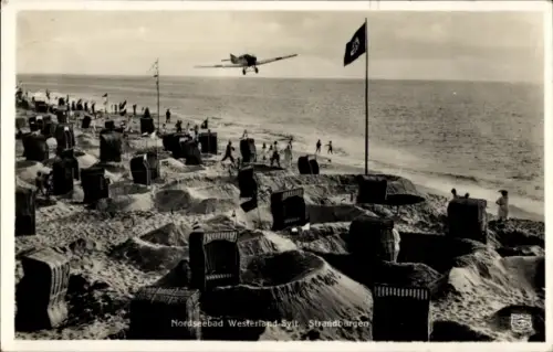 Ak Westerland auf Sylt, Nordseebad Westerland-Sylt, Strandburgen, Flugzeug, Strandkörbe