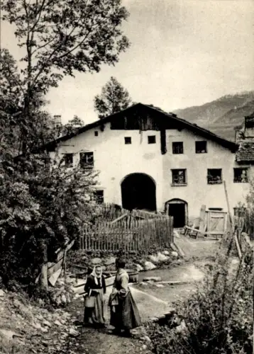 Ak Meran Merano Südtirol, Zwei Frauen in Tracht, Bauernhof, Bäume, Berglandschaft