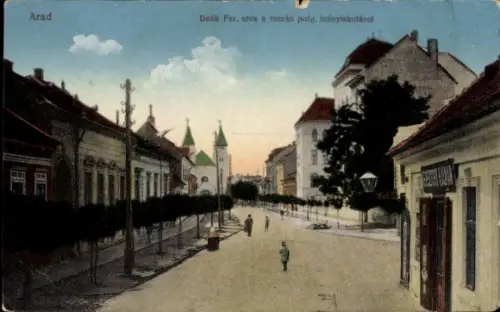Ak Arad Rumänien, Straße in  Bäume, Gebäude, Menschen, Schule