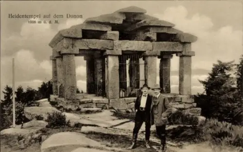 Ak Le Donon Hohe Donne Elsass Bas Rhin, Heidentempel auf dem  zwei Männer, 1008 m ü. d. M.