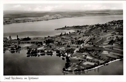 Ak Insel Reichenau Bodensee, Luftaufnahme der  Bodensee, Felder, Wasser, Bäume