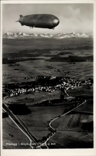 Ak Kißlegg im Allgäu, Fliegeraufnahme, Ort, Zeppelin im Flug