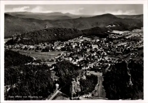 Ak Dahn in der Pfalz, Luftaufnahme von  viele Häuser, Wälder, Berge