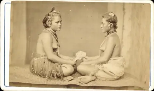 Foto Zwei junge Frauen aus Apia Samoa, beim Kartenspiel, barbusig