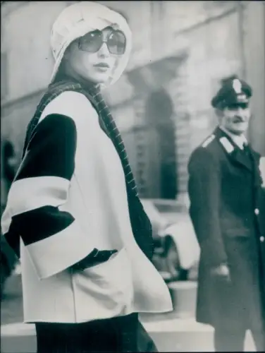 Foto Mode, Dame mit Mütze, Brille, Jacke und Schal, Mann in Uniform
