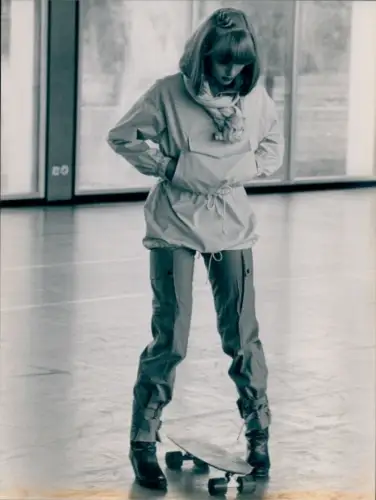 Foto Mode, Model mit Skateboard, Hose, Schlupfjacke