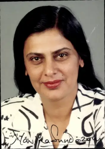 Autogrammkarte Journalistin Navina Sunderam, Portrait, Autogramm