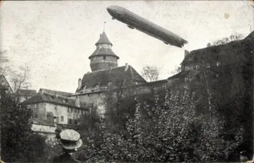 Ak Nürnberg, Zeppelin über der Burg, Luftschiff