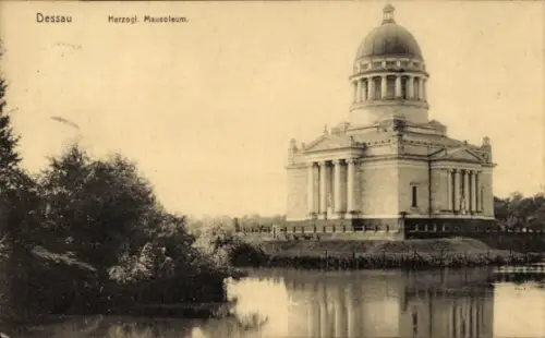 Ak Dessau in Sachsen Anhalt,  Herzogliches Mausoleum, Wasseransicht
