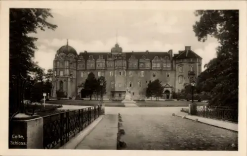 Ak Celle in Niedersachsen,  Schloss,  Architektur, Gartenanlage