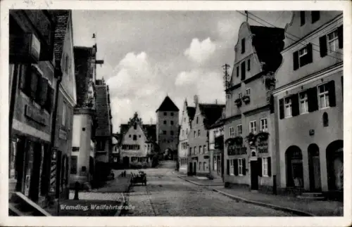 Ak Wemding in Schwaben,  Wallfahrtstraße,  Gebäude, Straßenansicht