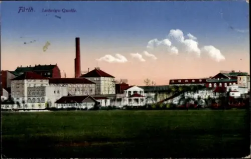 Ak Fürth in Mittelfranken Bayern,  Ludwigs-Quelle, Fabrikgebäude, Wiese im Vordergrund