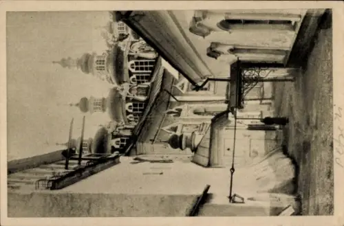 Ak Petschory Petseri Russland, Schmale Gasse, Gebäude, Kuppeln, Person, Schwarz-Weiß-Foto