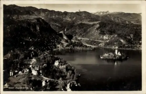 Ak Bled Veldes Slowenien, Blick auf den Bleder See, Insel mit Schloss, Berge im Hintergrund